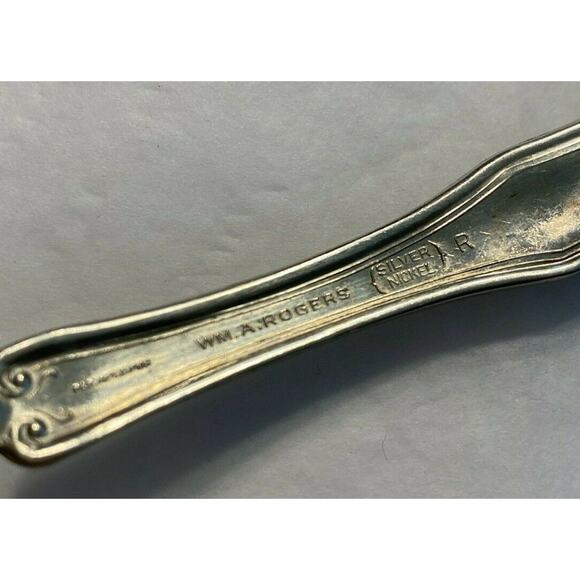 Vintage Silverplated Twisted Handle Butter Knife Early Floral by Wm A Rogers - Picture 6 of 6